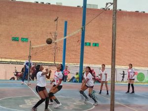 Realizan Torneo de Voleibol Escolar en el Parque Junín