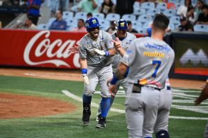 La Nave le cayó a batazos al Caracas en el Monumental