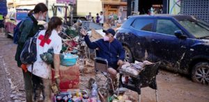 Condecoraron a dos venezolanos por su labor en las inundaciones de España