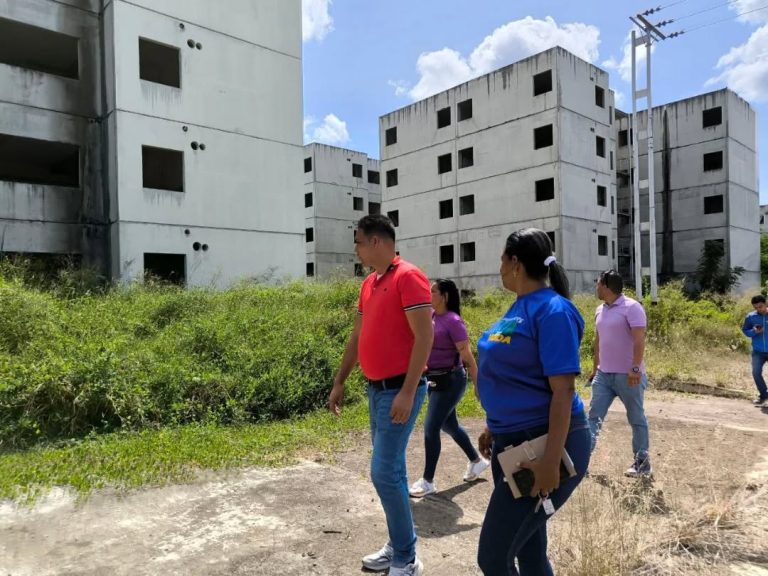 Inspeccionan apartamentos en Lomas de Guadalupe para retomar trabajos de culminación