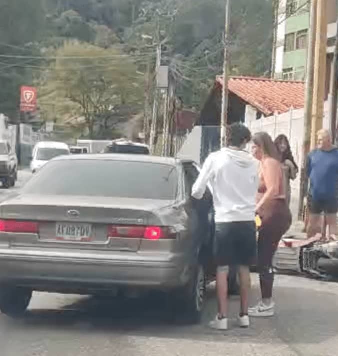 Violencia vial: Accidente de tránsito culminó en agresión contra motorizado en San Antonio de los Altos 