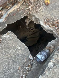 Piden atención urgente para escaleras en mal estado en la vía al estadio de Paracoto
