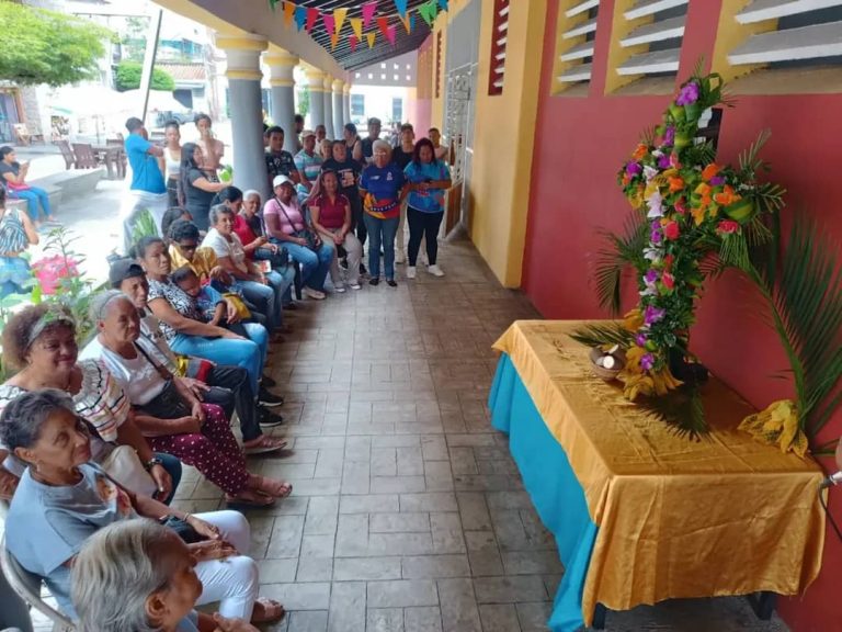 Ocumare del Tuy se viste de tradición para celebrar la Cruz de Mayo ‎