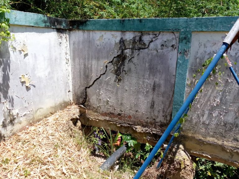 Estructura de taller de educación laboral de Ocumare del Tuy enfrenta riesgos por hundimiento de terreno
