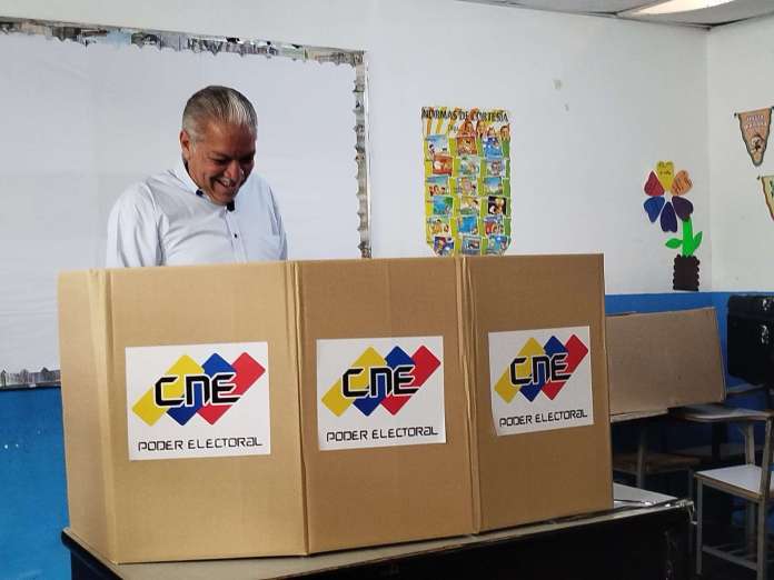 Gobernador Elio Serrano participó en el simulacro electoral en Cartanal
