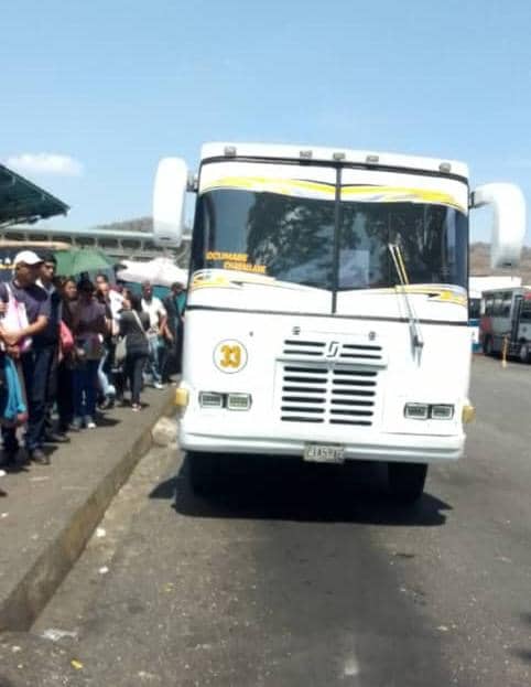 Usuarios de la Ruta Charallave – Ocumare, claman por la construcción de un andén en el Terminal