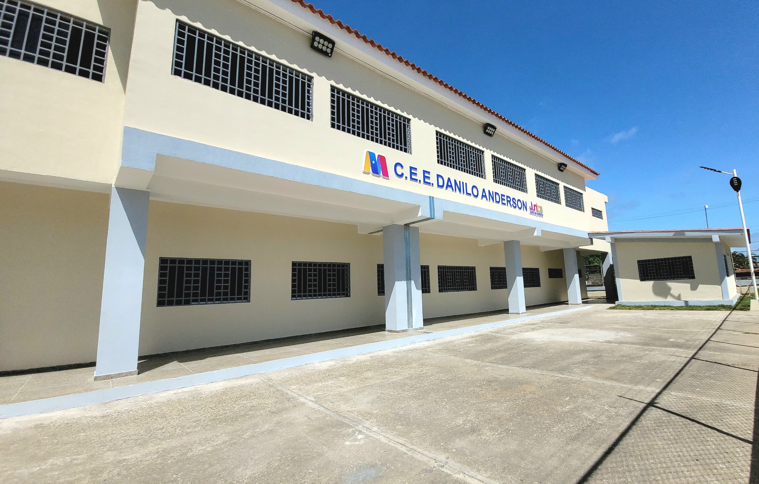 Juntos Todo es Posible entrega el Complejo Educativo Estadal Danilo Anderson tras su rehabilitación integral
