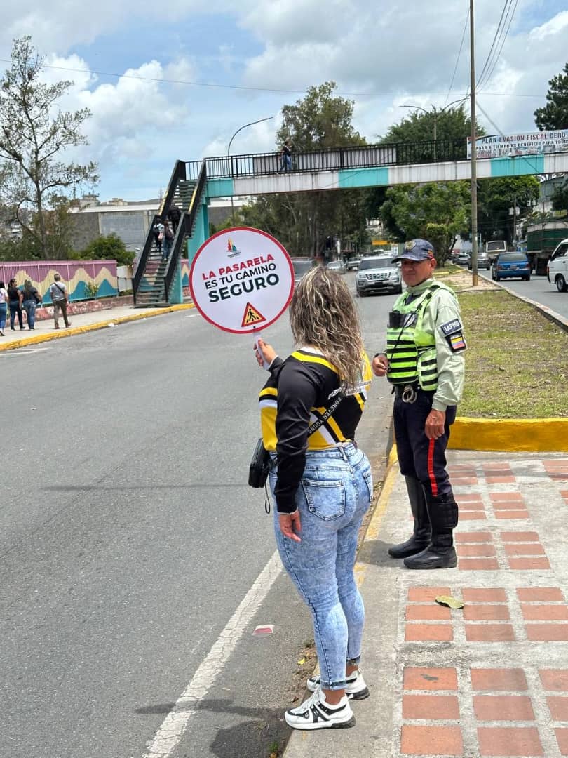 Refuerzan uso de pasarelas y conciencia vial en Los Teques