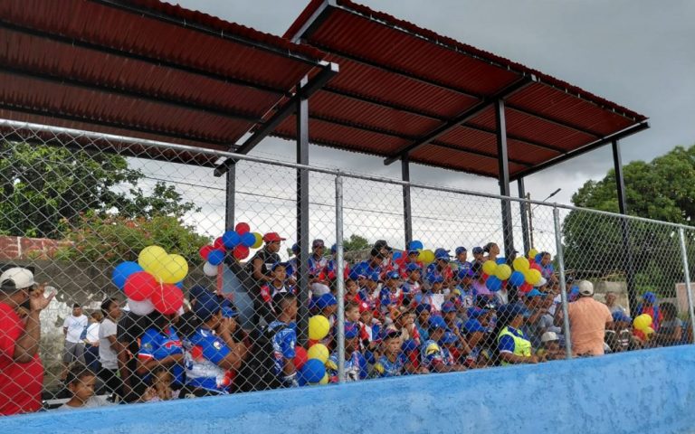Peloteros de San Fernando Rey disponen de estadio de béisbol rehabilitado
