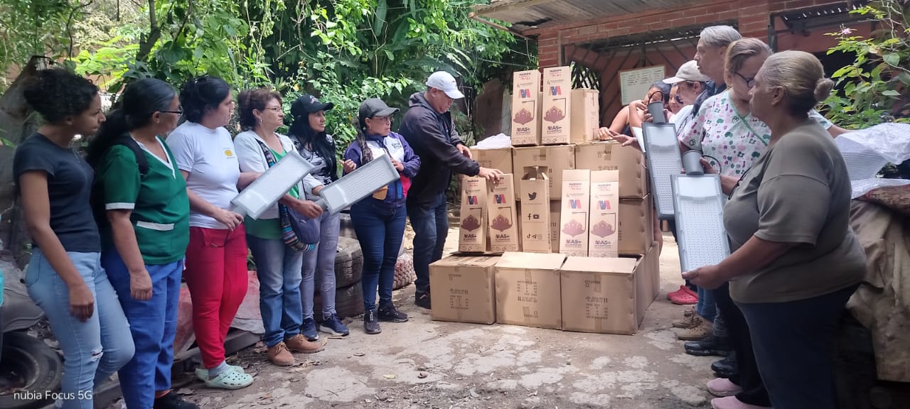 Maitana recibe 130 luminarias para fortalecer alumbrado público