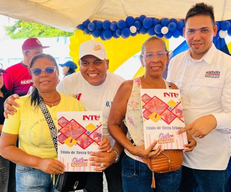 Entregan títulos de tierra urbana a familias de Tomás Lander e Independencia