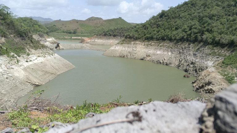 Continúa la crisis hídrica en los municipios Independencia y Paz Castillo por bajo nivel del embalse Lagartijo