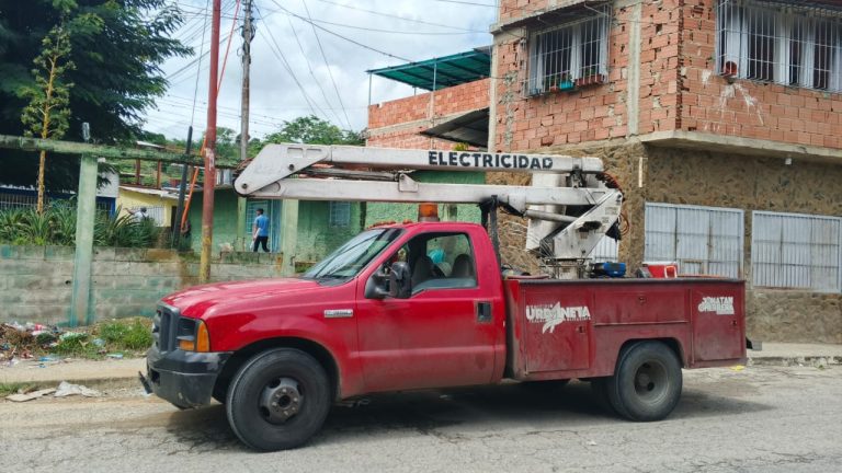 Alcaldía de Urdaneta repara falla eléctrica en sector de Nueva Cúa