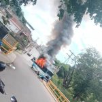 Una unidad de transporte público siniestrada luego de incendiarse en su totalidad en Ocumare del Tuy