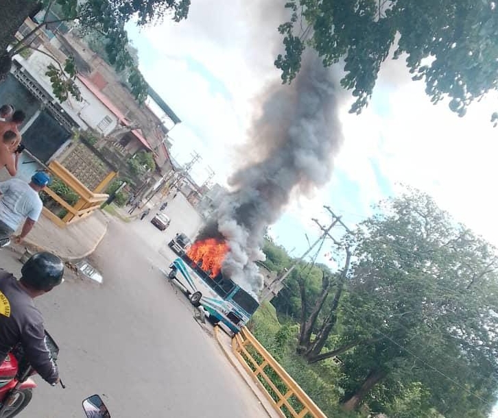 Una unidad de transporte público siniestrada luego de incendiarse en su totalidad en Ocumare del Tuy