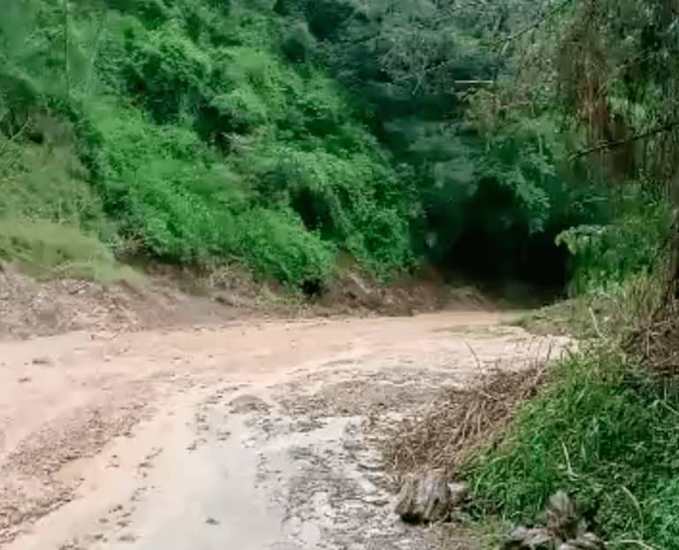 Vecinos de Parques del Sur en Paracotos denuncian abandono vial y deslave causado por apertura de vía privada