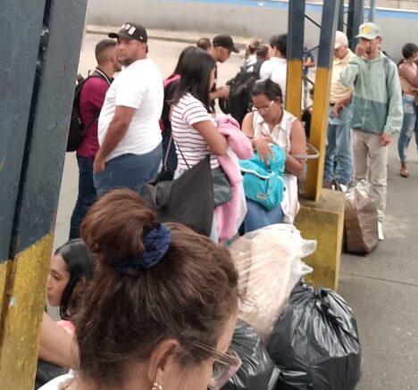 Caos en el Nuevo Circo: denuncian colas diarias por falta de transporte hacia Paracotos