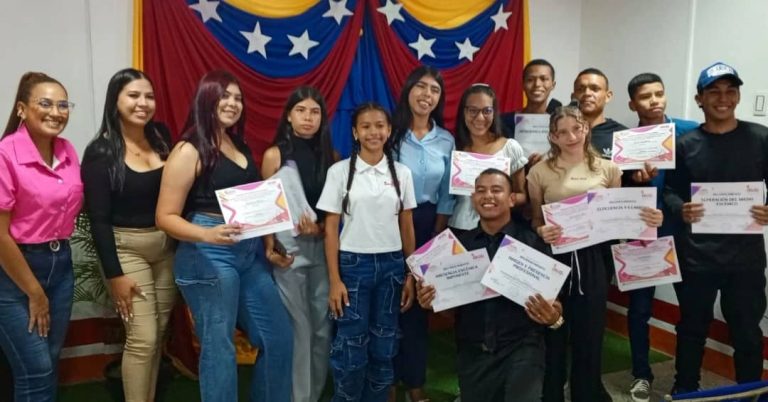 Jóvenes yarenses recibieron certificados del curso de oratoria