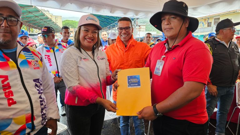 Entregan permisos y concesiones de rutas urbanas en Charallave