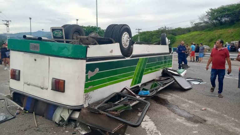 Veinte heridos dejó vuelco de autobús en la carretera  Charallave-Ocumare