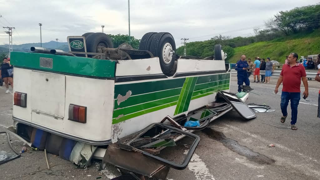 Veinte heridos dejó vuelco de autobús en la carretera  Charallave-Ocumare