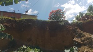 COMUNIDAD DE TOMUSO VIEJO EN PELIGRO: FAMILIAS Y PUENTE AFECTADOS POR CRECIDA