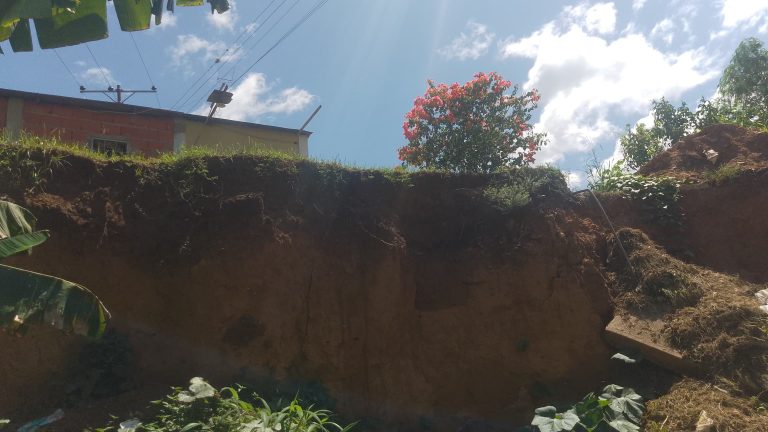 COMUNIDAD DE TOMUSO VIEJO EN PELIGRO: FAMILIAS Y PUENTE AFECTADOS POR CRECIDA