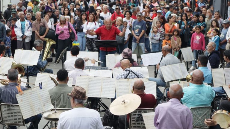 El Guateques llenó de música el bulevar Bermúdez en su primer día