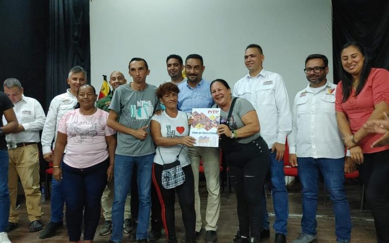Comités de Tierras Urbanas de Paz Castillo recibieron certificados de actualización