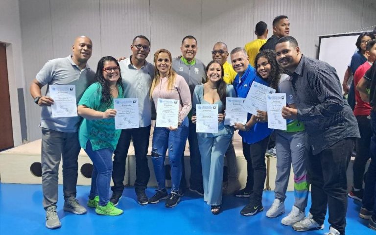 Entregan certificados de diplomados a entrenadores y voceros deportivos de Valles del Tuy