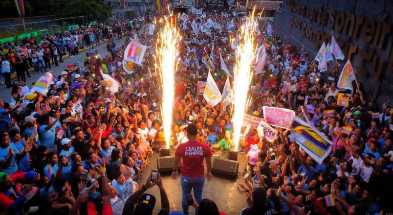 Alcalde Jonatan Herrera cierra campaña con llenazo histórico en Cúa