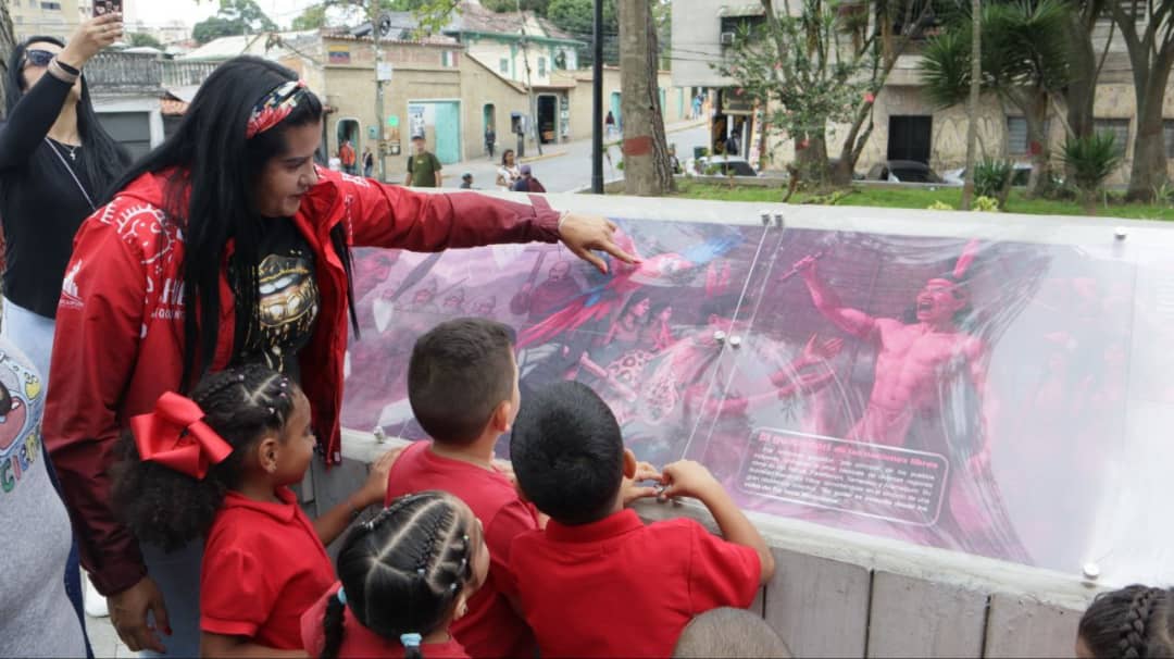 Estudiantes de preescolar conectan con la historia local en la plaza Guaicaipuro