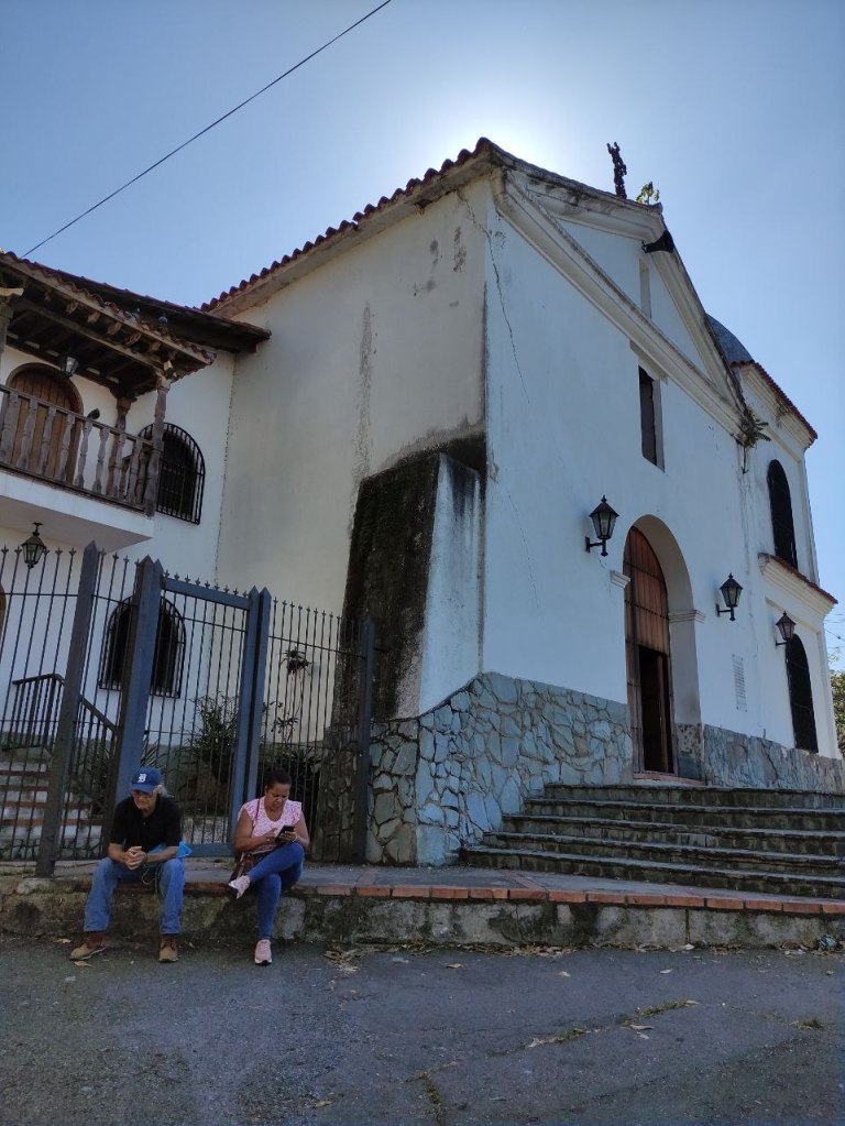 Vecinos de Paracotos organizan rifa solidaria para restaurar iglesia de 352 años
