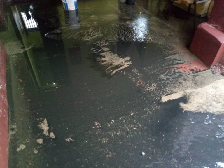 Habitantes de Santa Teresa exigen atención urgente por desbordamiento de cloacas