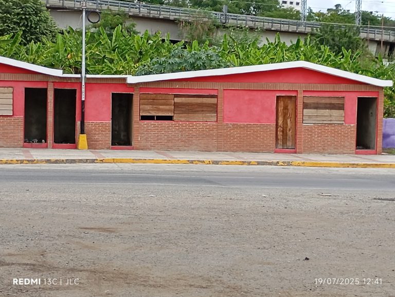 QUEJAS, CASOS Y COSAS DE MI PUEBLO… «Kioscos deteriorados en la Av. Cristóbal Rojas de Charallave»