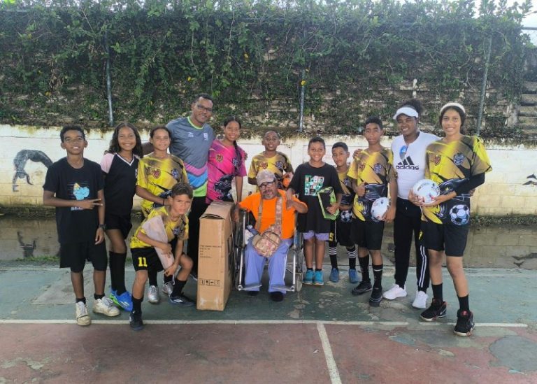 Escuela de fútbol sala Panteras de Higuerote recibió dotación de material deportivo