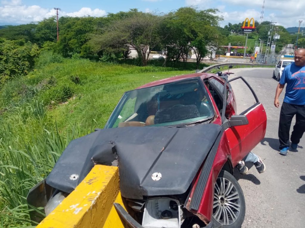 Colisión de Vehículo Contra Defensa en Autopista Charallave-Ocumare