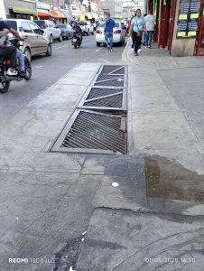 ¡Quejas, Casos, y Cosas de mi Pueblo! «Reja rota en alcantarilla causa daños vehiculares»…