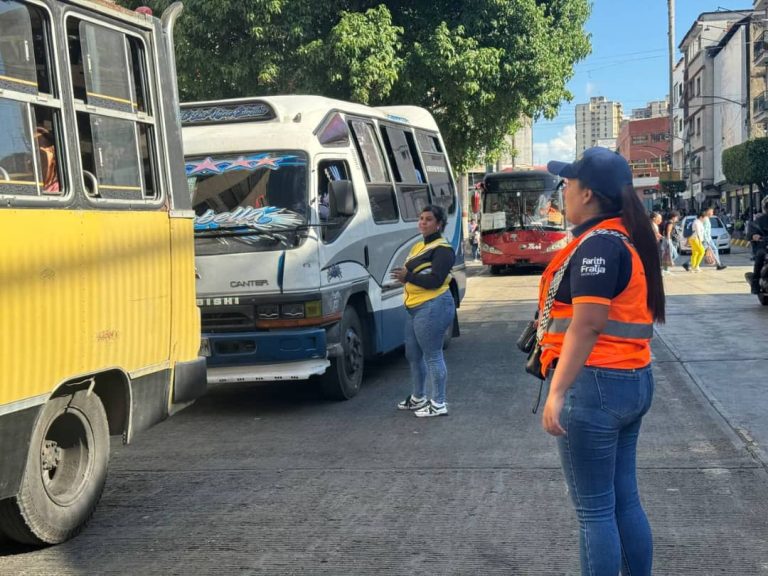 Despliegan inspectores viales para optimizar flujo vehicular en Los Teques
