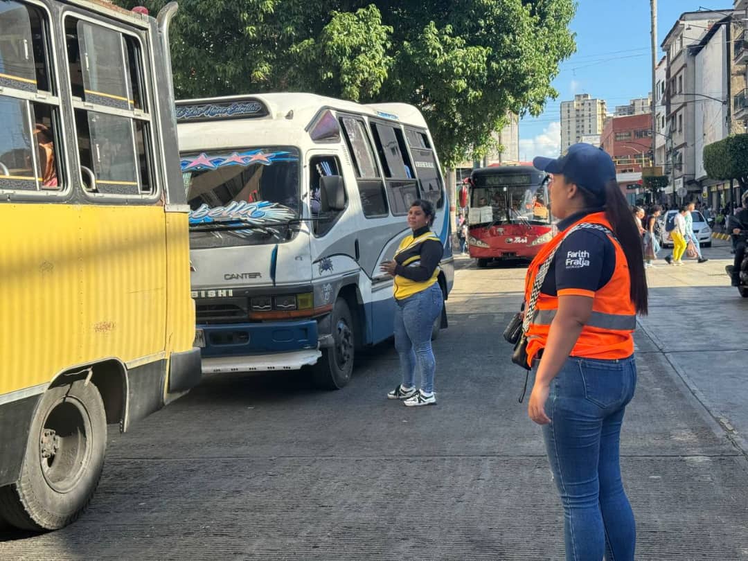 Despliegan inspectores viales para optimizar flujo vehicular en Los Teques