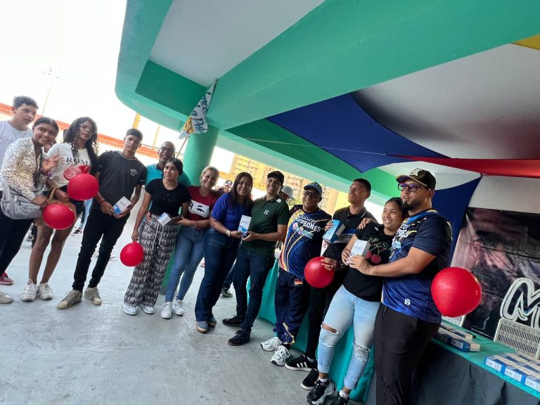 Entregan teléfonos a 80 jóvenes de Cúa como resultado de la Consulta Popular de la Juventud