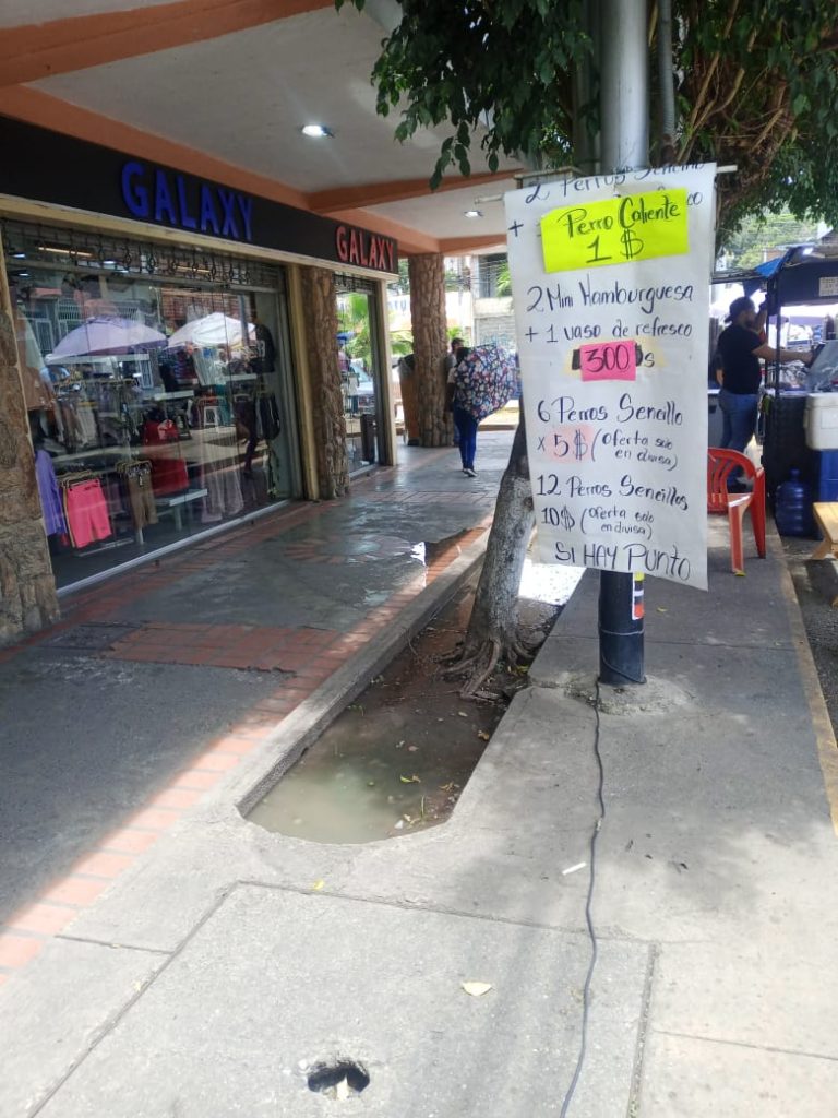 Vecinos y comerciantes denuncian bote de aguas negras en el Centro Comercial Tamanaco Tuy de Charallave