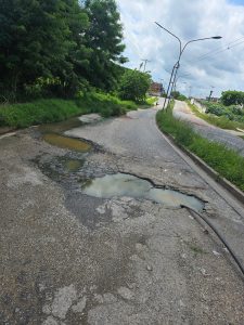 Vecinos de La Raiza exigen solución a hueco crítico que persiste por más de dos año