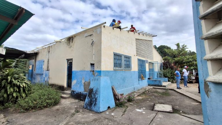 Inspeccionan los trabajos de rehabilitación de la escuela JM de los Rios