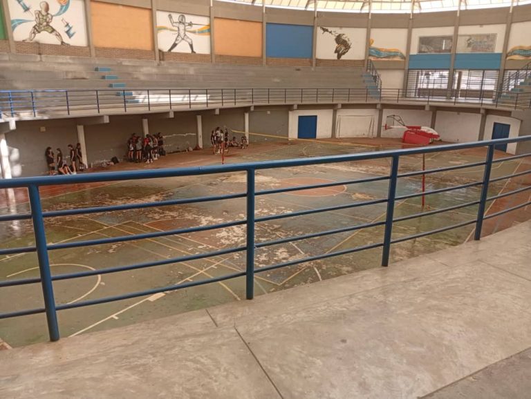 Usuarios denuncian el abandono del Domo Deportivo en Charallave y piden que se hagan reparaciones