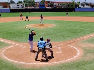 El béisbol unió a Brión y La Sabana en un vibrante encuentro amistoso y de homenaje a grandes figuras