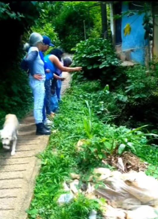 Colapsó tubería de aguas servidas en el sector 2 de Agosto en Paracotos