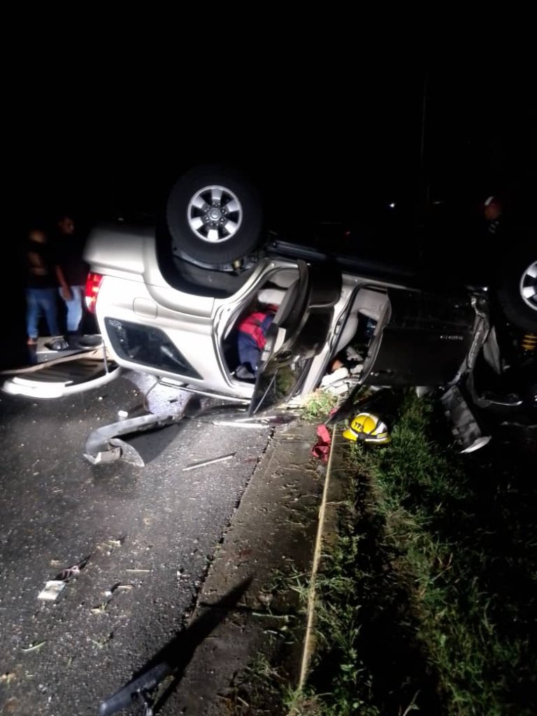 Volcamiento de una camioneta dejó una fallecida y dos heridos en Villa Falcón, Cúa