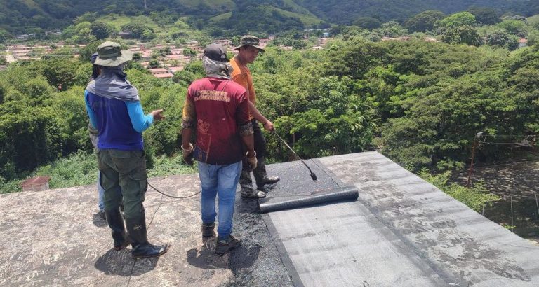 Avanzan trabajos de impermeabilización de azoteas en edificios de Nueva Cúa