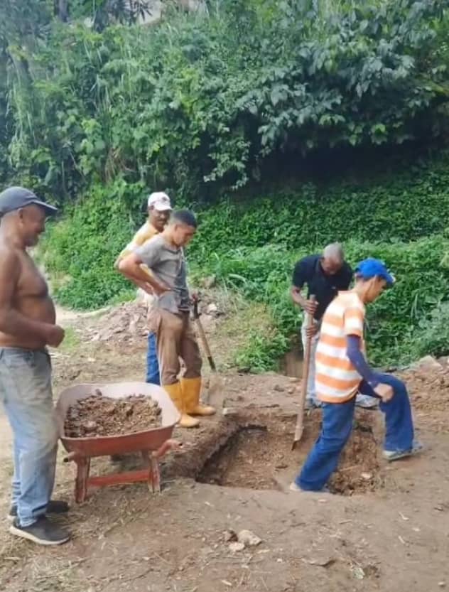 Inicia reparación de tubería de aguas servidas en el sector Dos de Agosto en Paracotos